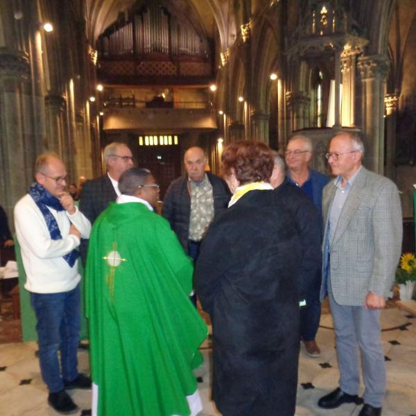 Le Père Jean BELAMBO reçoit les clés de l'église de Nomexy